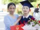 Phụ mẹ nhặt ve chai, nữ sinh 15 tuổi vẫn trở thành thủ khoa