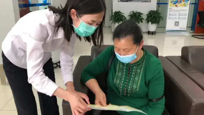Đóng gần 830 triệu tiền bảo hiểm suốt 10 năm, đến hạn rút tiền thì công ty thông báo: “Hợp đồng ghi rõ phải đợi đến năm 2084” Đóng gần 830 triệu tiền bảo hiểm suốt 10 năm, đến hạn rút tiền thì công ty thông báo: “Hợp đồng ghi rõ phải đợi đến năm 2084”