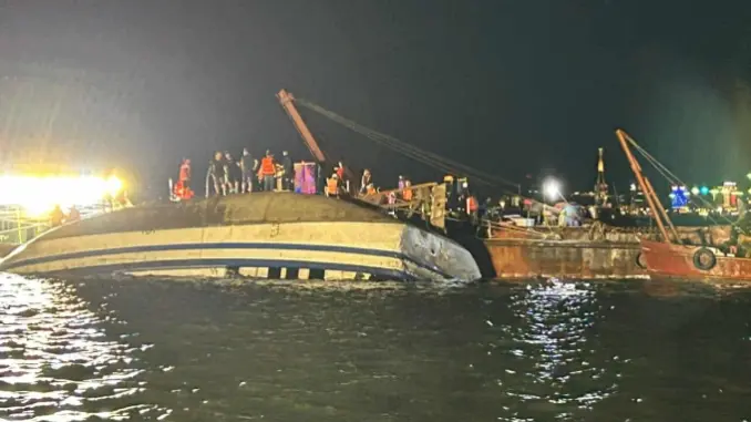 Lật tàu chở 53 người trên vịnh Hạ Long, vớt được 18 thi thể Lật tàu chở 53 người trên vịnh Hạ Long, vớt được 18 thi thể