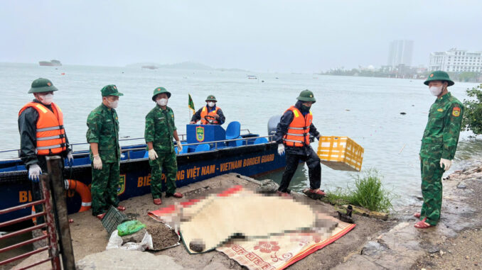 Tiếp tục phát hiện 1 t;;hit;;he nam giới ở Vịnh Hạ Long: to cao, khoảng gần 40 tuổi, mặc quần soóc, áo phông màu xám…. Tiếp tục phát hiện 1 t;;hit;;he nam giới ở Vịnh Hạ Long: to cao, khoảng gần 40 tuổi, mặc quần soóc, áo phông màu xám….