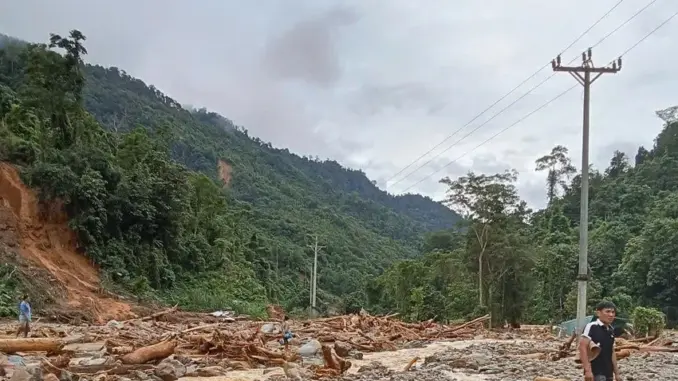 Lũ rút, người dân xót xa đào bới tài sản lẫn trong bùn đất Lũ rút, người dân xót xa đào bới tài sản lẫn trong bùn đất