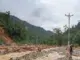 Lũ rút, người dân xót xa đào bới tài sản lẫn trong bùn đất