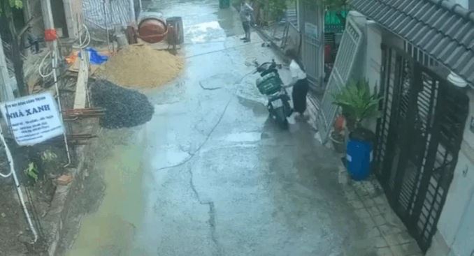 Người phụ nữ đi ô tô xô đổ xe máy của shipper ở TPHCM là cán bộ phường