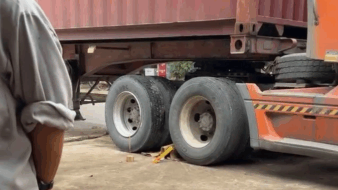 Chạy theo người lớn qua đường, bé trai bị xe container cán tử vong