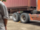 Chạy theo người lớn qua đường, bé trai bị xe container cán tử vong