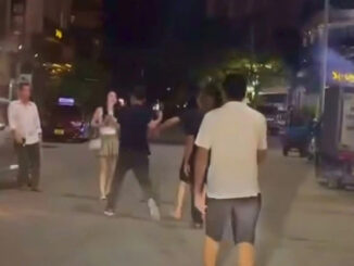 Khoảng 10 người đàn ông lao vào hành hung 3 phụ nữ trước quán karaoke: Châm ngòi là cái ôm eo khiếm nhã?