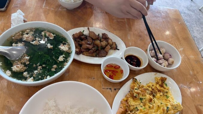 Thực hư ‘bữa cơm bình dân’ 400.000 đồng gây tranh cãi ở Hạ Long Thực hư ‘bữa cơm bình dân’ 400.000 đồng gây tranh cãi ở Hạ Long