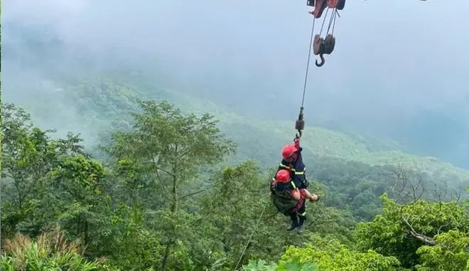 Dùng xe cẩu cứu 2 người đi xe máy lao xuống vực ở Vườn Quốc gia Ba Vì Dùng xe cẩu cứu 2 người đi xe máy lao xuống vực ở Vườn Quốc gia Ba Vì