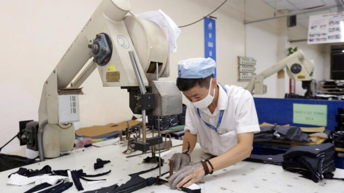Bảng lương mới nhất của cán bộ, công chức sau khi tăng gấp đôi lương cơ bản từ ngày 1/7: Sự thật quá ng;;hiệt ng;;ã