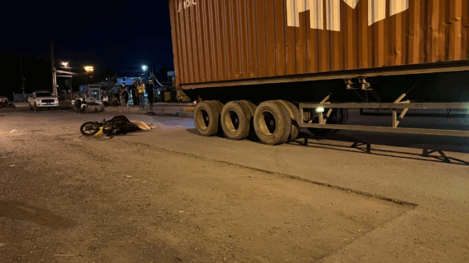 Xe máy trượt ngã, nam công nhân bị xe container cán tử vong Xe máy trượt ngã, nam công nhân bị xe container cán tử vong