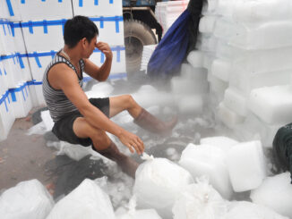 L/ạ/nh g/á/y quy trình sản xuất đá lạnh cung cấp cho quán ăn, giải khát