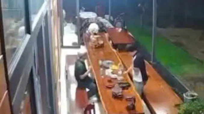 Hai đường đạn từ xa bắn chết người đang ở nhà Hai đường đạn từ xa bắn chết người đang ở nhà