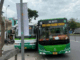 Xe buýt tranh giành khách ép nhau văng lên vỉa hè