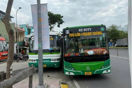 Xe buýt tranh giành khách ép nhau văng lên vỉa hè Xe buýt tranh giành khách ép nhau văng lên vỉa hè