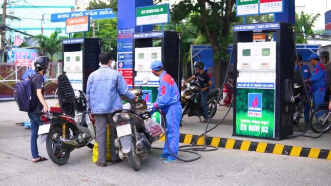 Hàng triệu người Việt Nam vui mừng chờ tới ngày mai 1/8 để được đổ xăng Hàng triệu người Việt Nam vui mừng chờ tới ngày mai 1/8 để được đổ xăng