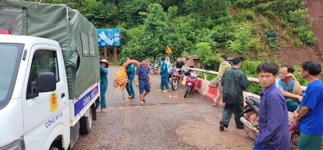 Hàng trăm người tìm bé trai 8 tuổi bị nước cuốn trôi khi đi bè qua suối Hàng trăm người tìm bé trai 8 tuổi bị nước cuốn trôi khi đi bè qua suối