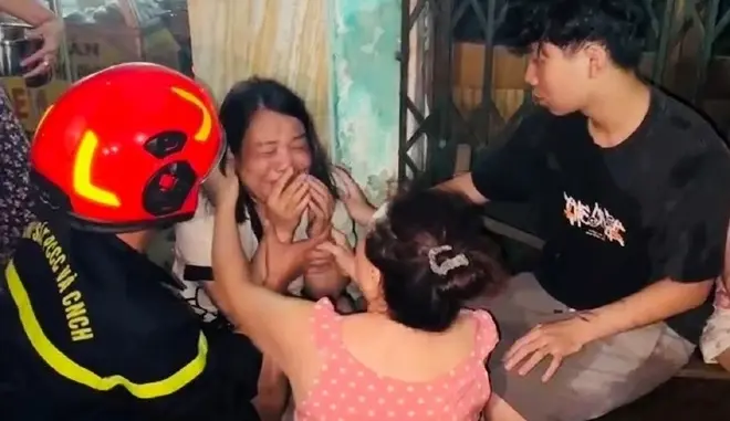 Cứu 5 người kẹt trong căn nhà cháy lúc nửa đêm Cứu 5 người kẹt trong căn nhà cháy lúc nửa đêm