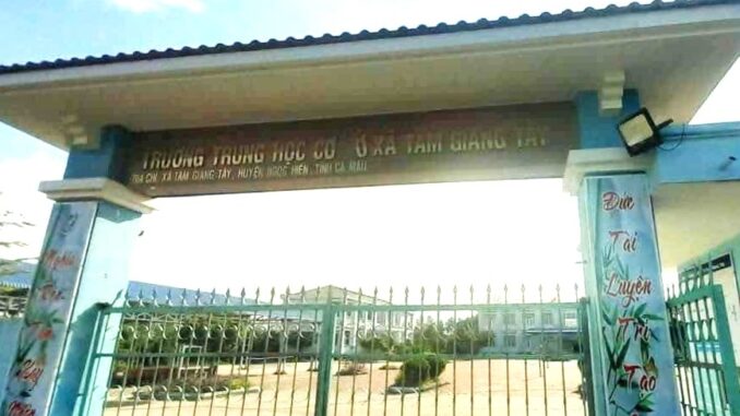 Huỷ án sơ thẩm kết luận hiệu trưởng "tham ô" hơn 10 triệu đồng
Huỷ án sơ thẩm kết luận hiệu trưởng "tham ô" hơn 10 triệu đồngGiám đốc lập chi phiếu để tham ô tiền của hợp tác xã Huỷ án sơ thẩm kết luận hiệu trưởng "tham ô" hơn 10 triệu đồng Huỷ án sơ thẩm kết luận hiệu trưởng "tham ô" hơn 10 triệu đồngGiám đốc lập chi phiếu để tham ô tiền của hợp tác xã