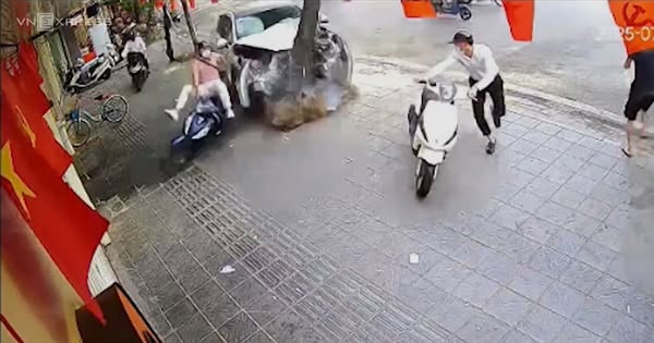 Khoảnh khắc ôtô 4 chỗ lao vào hàng loạt xe máy Khoảnh khắc ôtô 4 chỗ lao vào hàng loạt xe máy
