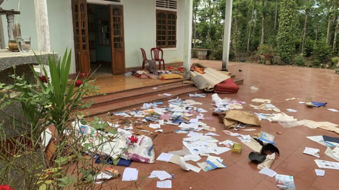 Chồng phá khóa, đập đồ đạc, vợ phải bỏ chạy, đến cơ quan CA trình báo nhưng không có cán bộ tiếp dân Chồng phá khóa, đập đồ đạc, vợ phải bỏ chạy, đến cơ quan CA trình báo nhưng không có cán bộ tiếp dân