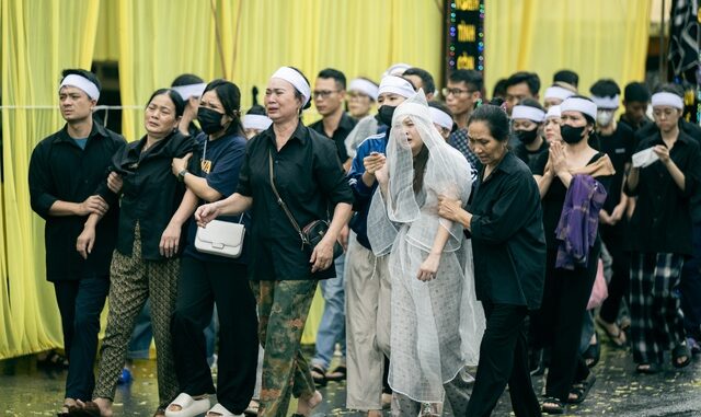 Vụ l:ật tàu Hạ Long: T:ang thương bao trùm nhà t:ang lễ, người thân bật khóc bên áo q:uan Vụ l:ật tàu Hạ Long: T:ang thương bao trùm nhà t:ang lễ, người thân bật khóc bên áo q:uan
