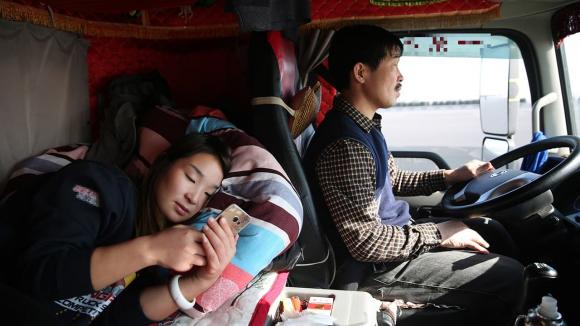 Tại sao các tài xế xe tải lớn luôn thích mang theo 1 người phụ nữ khi họ chạy đường dài?