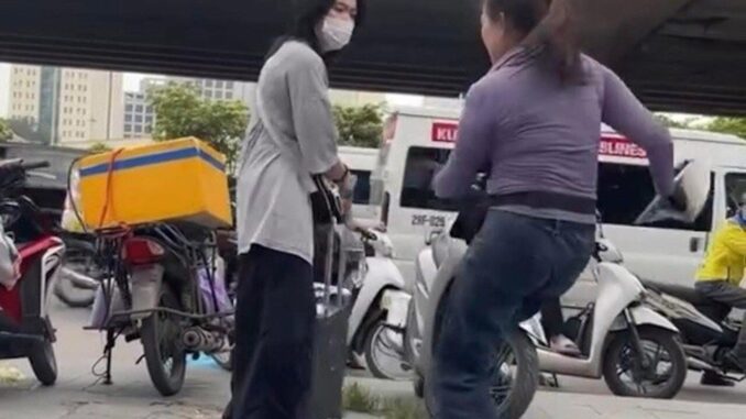Người bán trà đá đ;;uổi cô gái đứng trên vỉa hè ở bến xe Mỹ Đình bị p;;hạt 2,5 triệu Người bán trà đá đ;;uổi cô gái đứng trên vỉa hè ở bến xe Mỹ Đình bị p;;hạt 2,5 triệu
