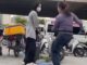 Người bán trà đá đ;;uổi cô gái đứng trên vỉa hè ở bến xe Mỹ Đình bị p;;hạt 2,5 triệu