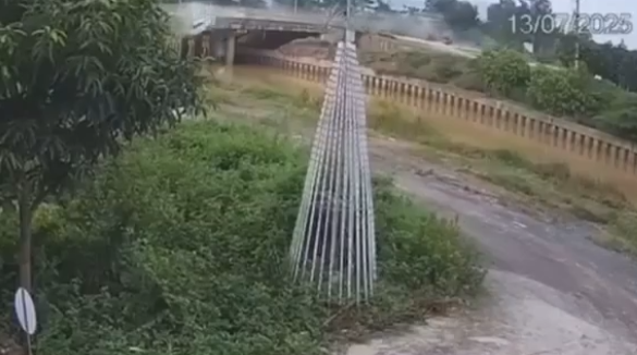 Vụ ô tô lao xuống sông sau khi tông 2 xe máy khiến 3 người chết: Thông tin bất ngờ về người cầm lái Vụ ô tô lao xuống sông sau khi tông 2 xe máy khiến 3 người chết: Thông tin bất ngờ về người cầm lái
