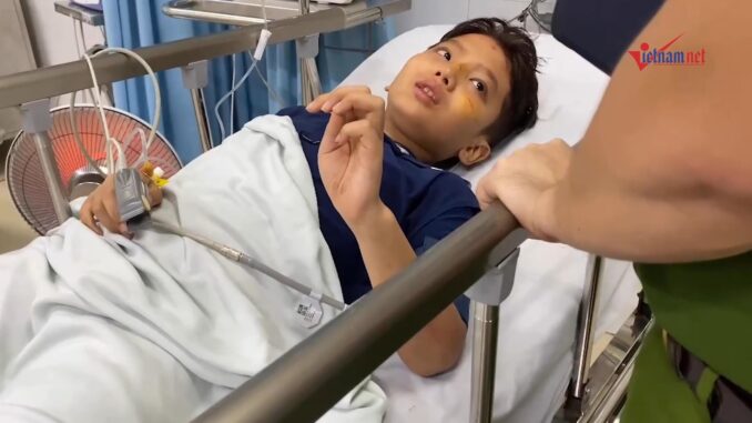 Lời kể xót xa và danh tính bé trai 10 tuổi may mắn được cứu sống trong vụ lật tàu ở vịnh Hạ Long
