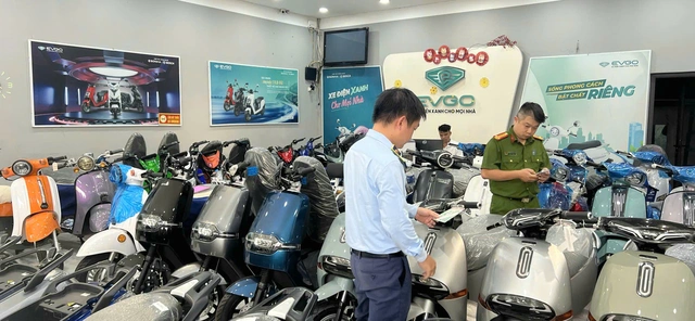 Kiểm tra đột xuất 2 cửa hàng xe điện Trung Hiếu, hiện đã bắt tạm giam 3 người Kiểm tra đột xuất 2 cửa hàng xe điện Trung Hiếu, hiện đã bắt tạm giam 3 người