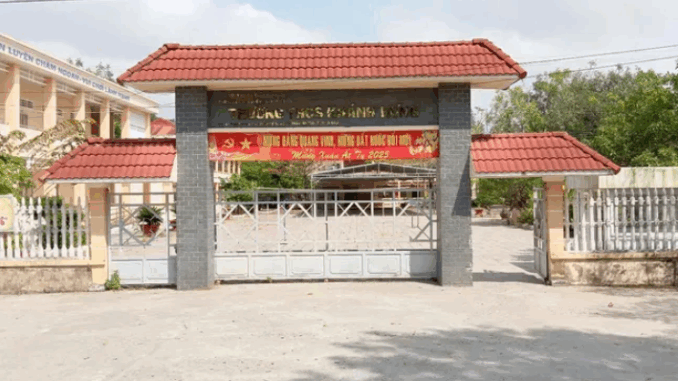 Vụ kỷ luật giáo viên sai quy định: Hiệu trưởng chuyển trường, giáo viên ở lại Vụ kỷ luật giáo viên sai quy định: Hiệu trưởng chuyển trường, giáo viên ở lại