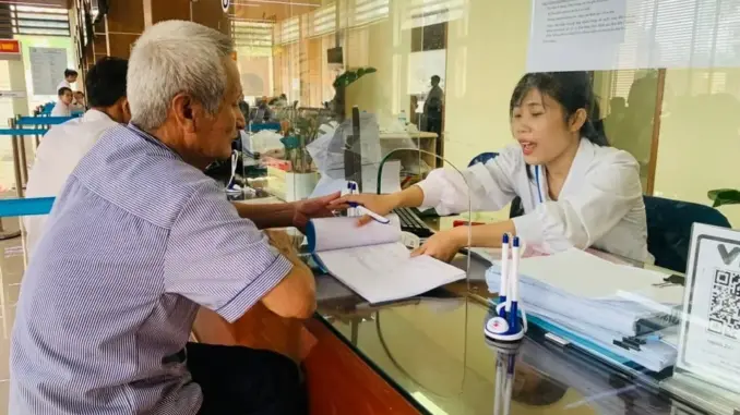 Từ ngày 01/7/2025, chốt cán bộ công chức viên chức nghỉ hưu trước tuổi hưởng 400% tháng tiền lương hiện hưởng theo số năm công tác đóng bảo hiểm xã hội, cụ thể như thế nào?