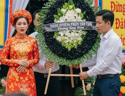 Ngày cưới của tôi, một vòng hoa tang bất ngờ được gửi đến, dòng chữ trên đó khiến tôi ngã quỵ ôm mặt khóc: Thà là Ô Thước chứ xin đừng cách biệt âm dương Ngày cưới của tôi, một vòng hoa tang bất ngờ được gửi đến, dòng chữ trên đó khiến tôi ngã quỵ ôm mặt khóc: Thà là Ô Thước chứ xin đừng cách biệt âm dương