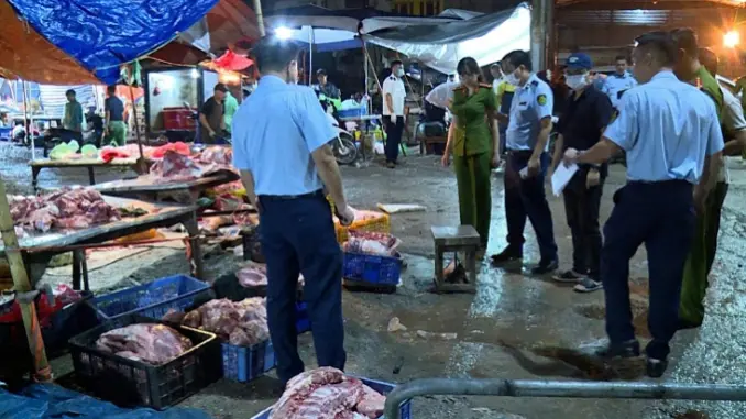 Tẩm tiết lên thịt lợn bệnh để ‘phù phép’ thành hàng tươi ngon
