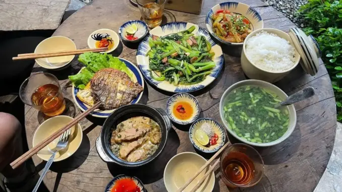Quán Lào Cai bị phạt 2 triệu vì bán 2 chai rượu mận giá… 700.000 đồng Quán Lào Cai bị phạt 2 triệu vì bán 2 chai rượu mận giá… 700.000 đồng