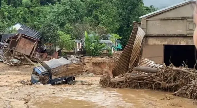 Lũ quét ở Sơn La khiến 4 người chết và mất tích, nhiều nhà dân bị hư hỏng Lũ quét ở Sơn La khiến 4 người chết và mất tích, nhiều nhà dân bị hư hỏng