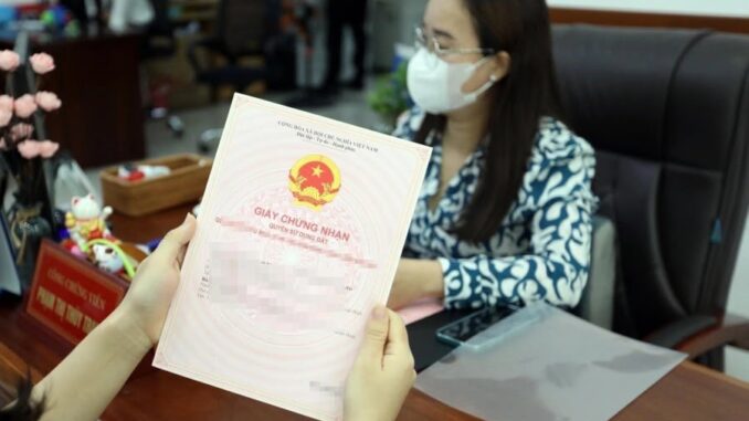 Bỏ Sổ đỏ hộ gia đình: Người dân cố tình không đổi sang mẫu mới bị phạt 20 triệu, đúng không? Bỏ Sổ đỏ hộ gia đình: Người dân cố tình không đổi sang mẫu mới bị phạt 20 triệu, đúng không?