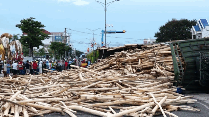 Xe đầu kéo lật ngang khiến một học sinh qua đời : Khoảnh khắc lạnh người nhất