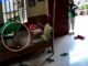 Con nằm một mình trên võng, mẹ Việt xem camera thì nghẹn ngào khi thấy hành động của shipper