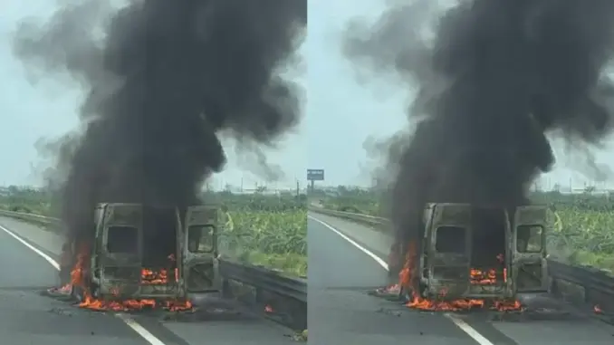Ô tô đột nhiên cháy dữ dội ở Hà Nội, khách tháo chạy không kịp lấy hành lý Ô tô đột nhiên cháy dữ dội ở Hà Nội, khách tháo chạy không kịp lấy hành lý