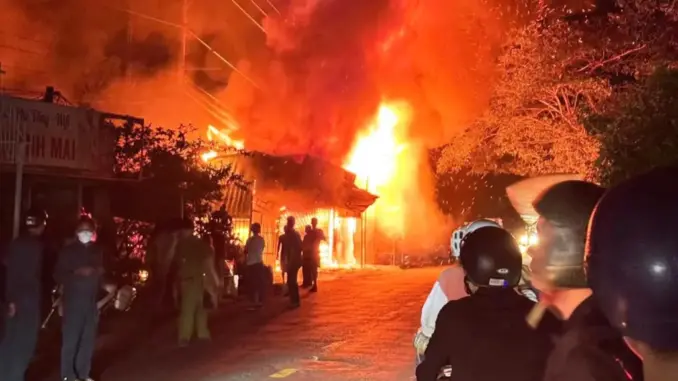 Cha khóa cửa đi nhậu, con mắc kẹt trong ngôi nhà cháy Cha khóa cửa đi nhậu, con mắc kẹt trong ngôi nhà cháy