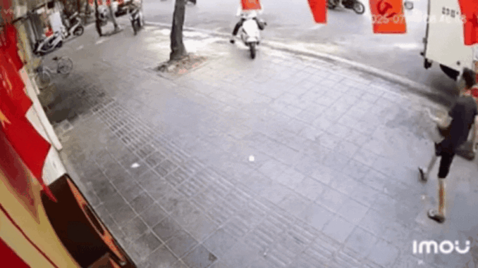 Video vụ ô tô đâm hàng loạt xe máy tại ngã tư Đại La – Trần Đại Nghĩa Video vụ ô tô đâm hàng loạt xe máy tại ngã tư Đại La – Trần Đại Nghĩa