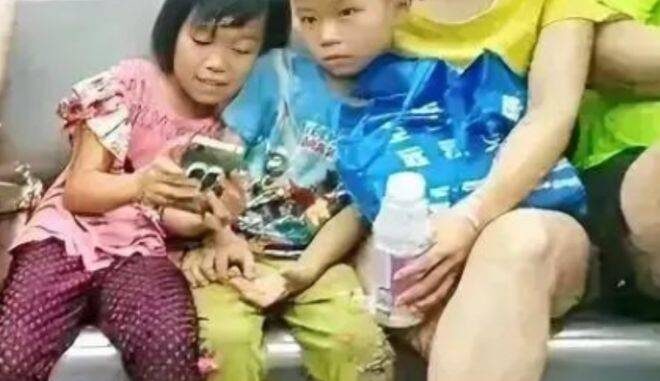 Bức ảnh “so sánh 2 bà mẹ có 2 con” gây sốt: Khác biệt như trời với đất, tương lai e là rất chênh lệch! Bức ảnh “so sánh 2 bà mẹ có 2 con” gây sốt: Khác biệt như trời với đất, tương lai e là rất chênh lệch!