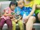 Bức ảnh “so sánh 2 bà mẹ có 2 con” gây sốt: Khác biệt như trời với đất, tương lai e là rất chênh lệch!