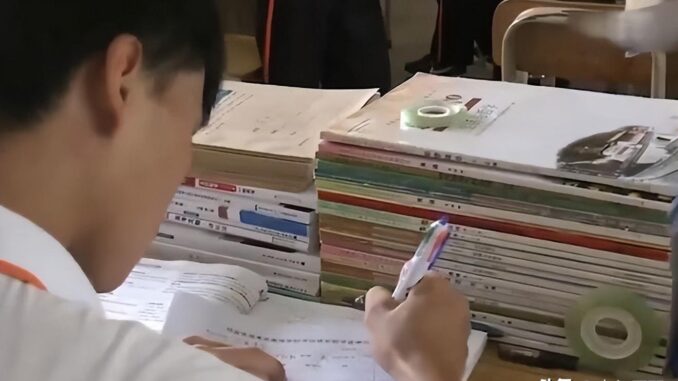 Nam s;;//inh giỏi nhất tỉnh nộp 3 tờ giấy trắng, cố tình thi t;/rượt đại học vì biết nhà mình n;//ghèo, cố mấy cũng không có tiền đi học: Nghe mà nh;/ói l;/òng Nam s;;//inh giỏi nhất tỉnh nộp 3 tờ giấy trắng, cố tình thi t;/rượt đại học vì biết nhà mình n;//ghèo, cố mấy cũng không có tiền đi học: Nghe mà nh;/ói l;/òng