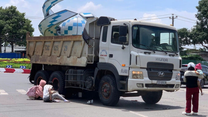 Cô gái tử vong dưới bánh xe tải, nam thanh niên gục khóc tại hiện trường