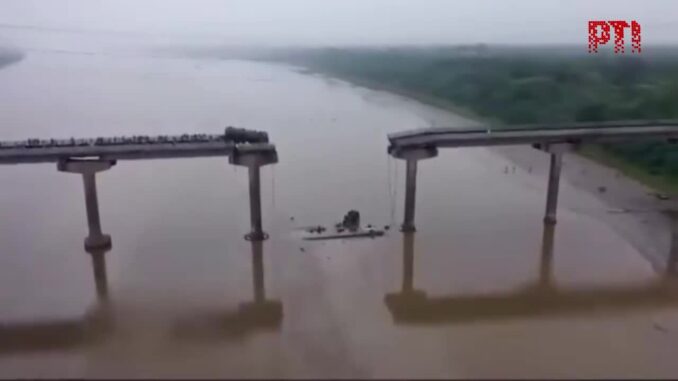 Camera ghi lại toàn bộ v-ụ s-ập cầu khiến hàng trăm người thuong-vong, chỉ trong tích tắc đúng 10s…. Camera ghi lại toàn bộ v-ụ s-ập cầu khiến hàng trăm người thuong-vong, chỉ trong tích tắc đúng 10s….