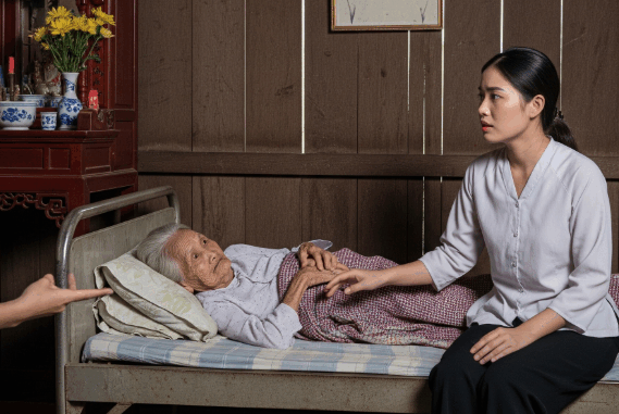 Chồng bỏ đi, con dâu ở lại chăm mẹ chồng liệt suốt 20 năm và cái kết bất ngờ Chồng bỏ đi, con dâu ở lại chăm mẹ chồng liệt suốt 20 năm và cái kết bất ngờ