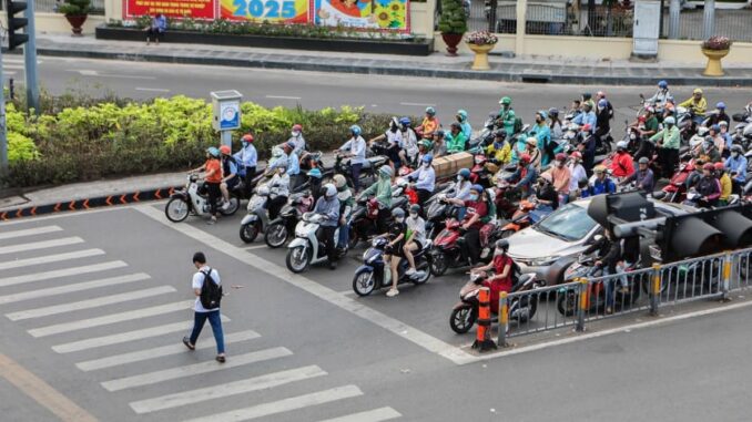 Xe máy dừng đèn đỏ vẫn bị p;;hạt đến 14 triệu đồng nếu vi phạm l;;ỗi nhiều người hay chủ quan này Xe máy dừng đèn đỏ vẫn bị p;;hạt đến 14 triệu đồng nếu vi phạm l;;ỗi nhiều người hay chủ quan này